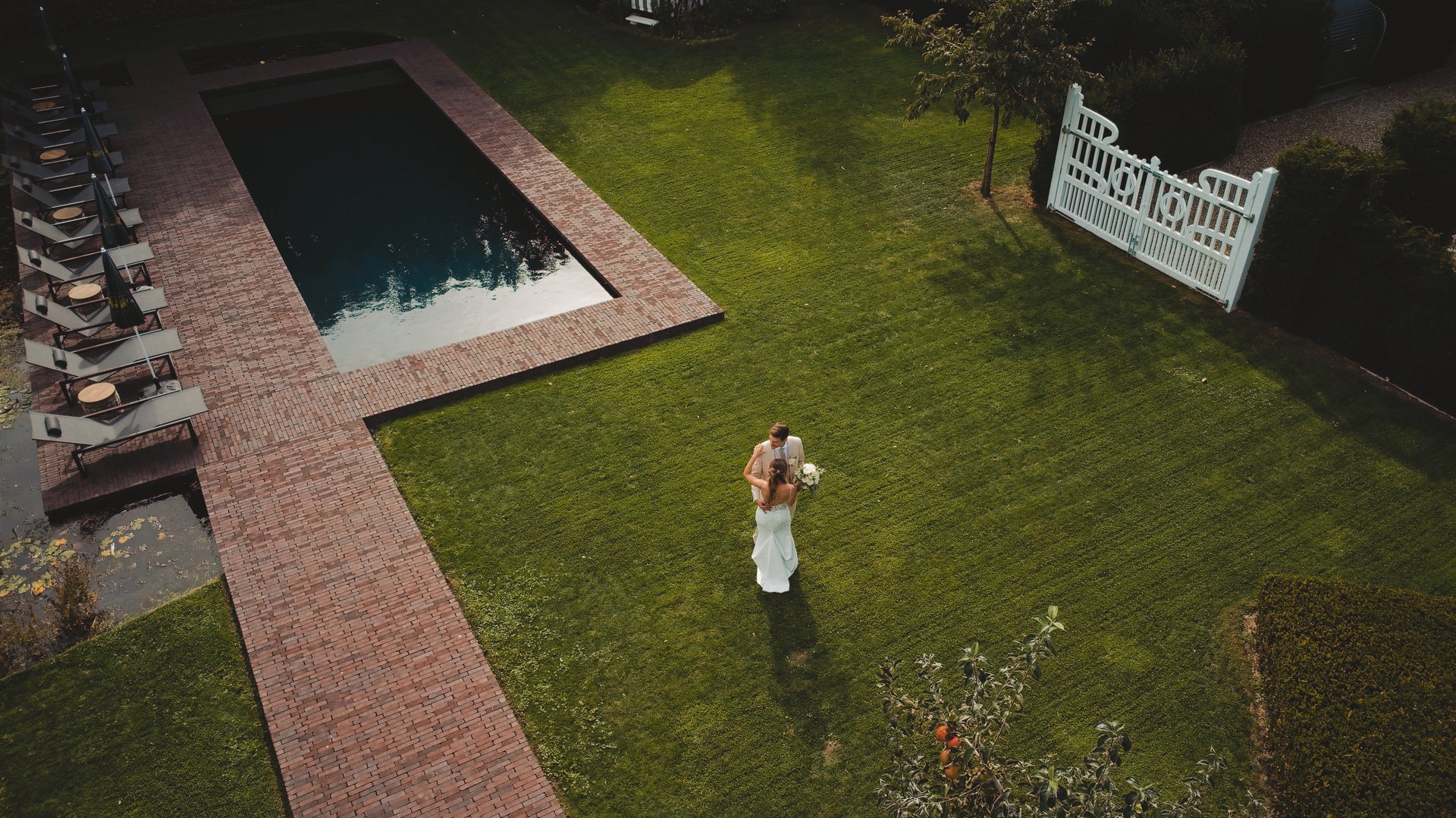 Drone-beelden huwelijk — luchtfoto koppel in tuin