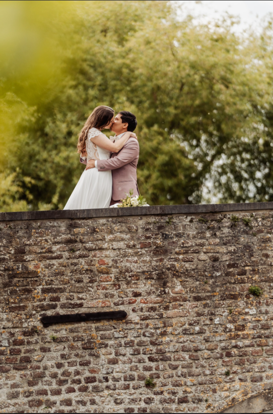 Innig moment bruidspaar - huwelijksfotografie Limburg
