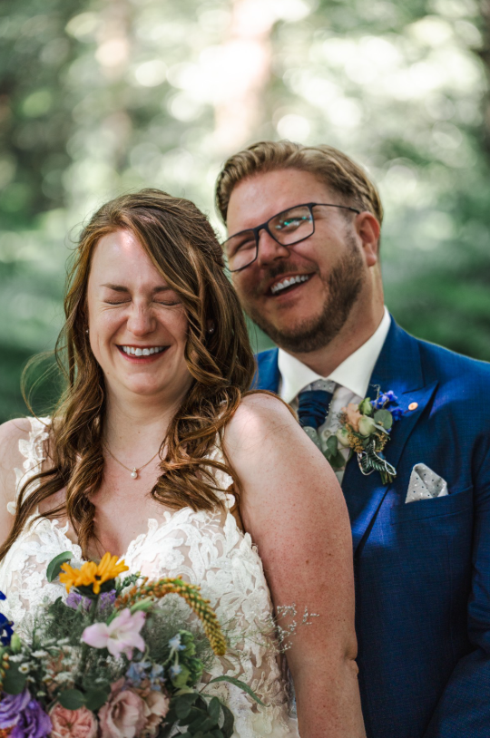 Speelse bruidsfoto buiten - huwelijksfotografie Geert Bollen