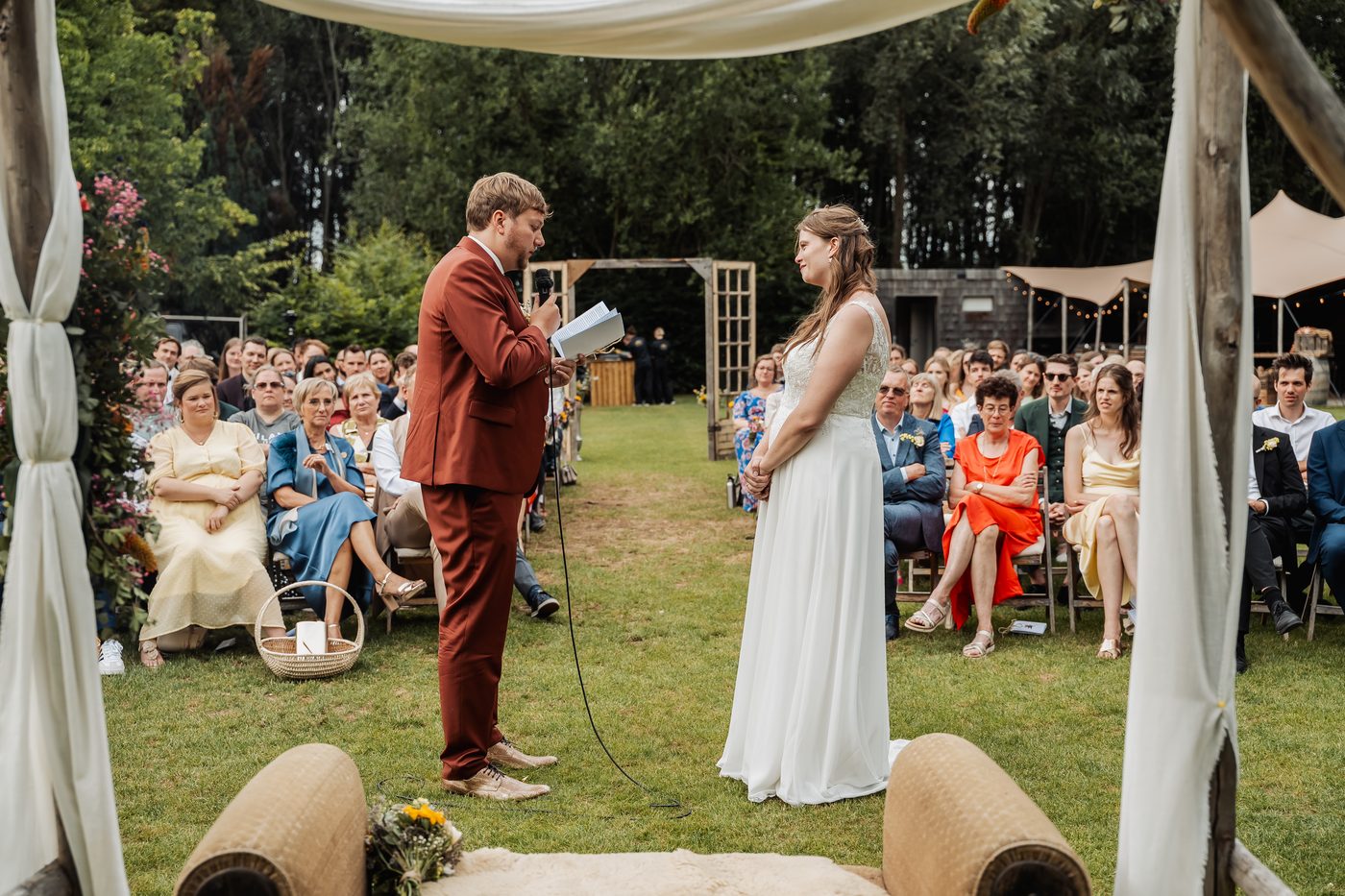 Trouwfotografie Leuven — koppel in de Leuvense binnenstad