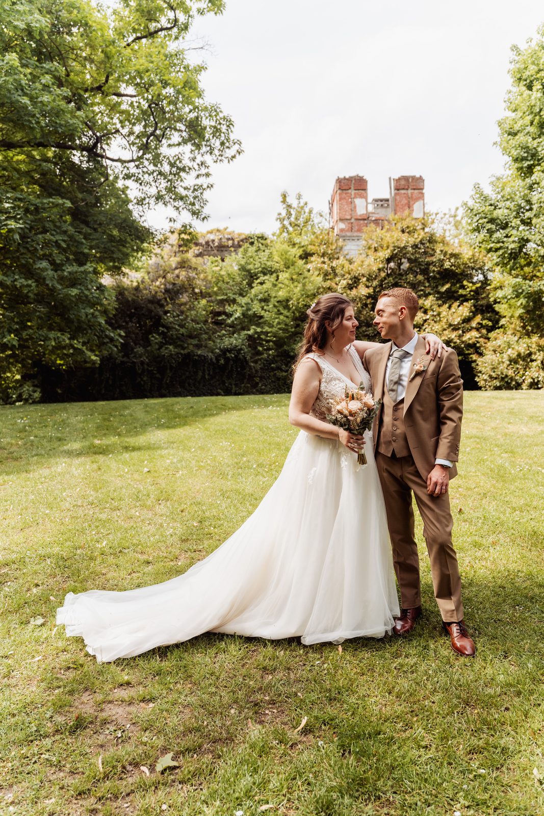 Huwelijksfotografie Genk &mdash; koppel in tuin bij mijnstreek