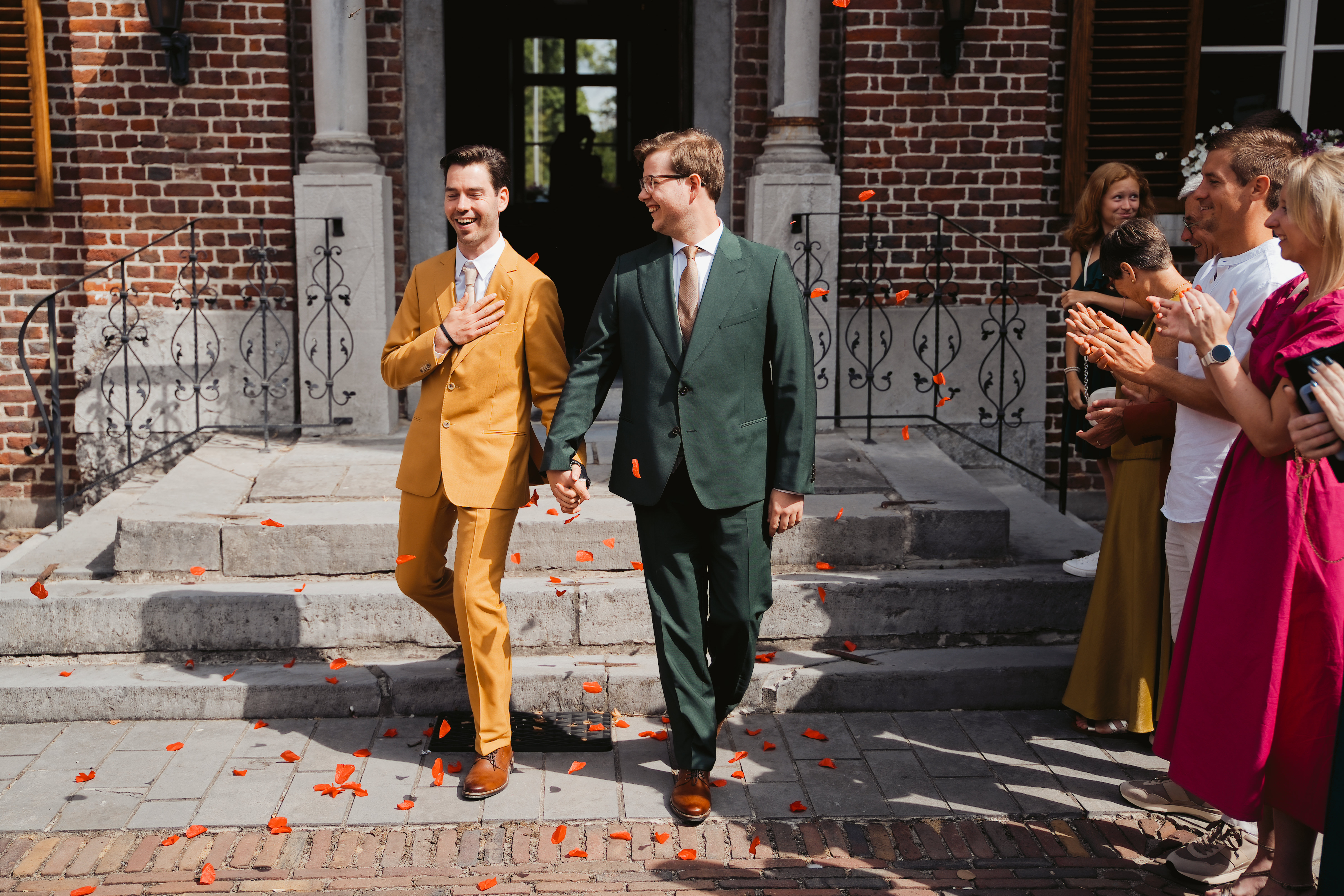 Stijn en Dries kijken elkaar aan tijdens hun huwelijksceremonie bij Hof te Rhode in Diest