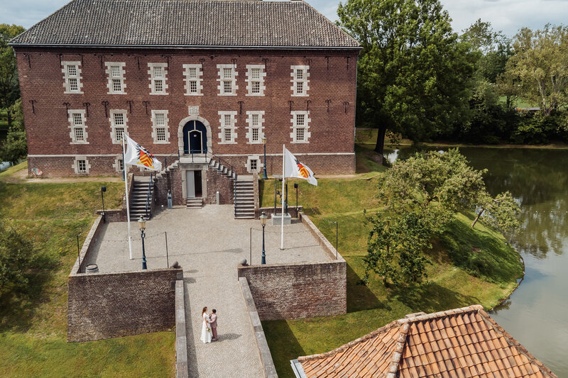 Luchtfoto van bruidspaar bij Kasteel Limbricht